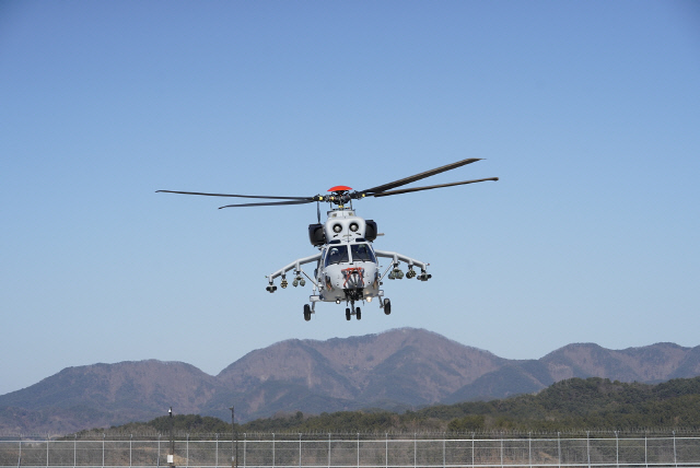 상륙공격헬기가 15일 진주 이반성면에 준공된 회전익비행센터에서 열린 초도비행 성공 축하행사에서  20분간의 축하비행을 통해 비행조종 성능과 안정성을 보여줬다. KAI 제공